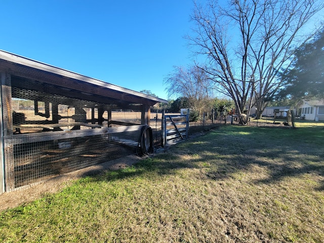 view of yard with an outbuilding