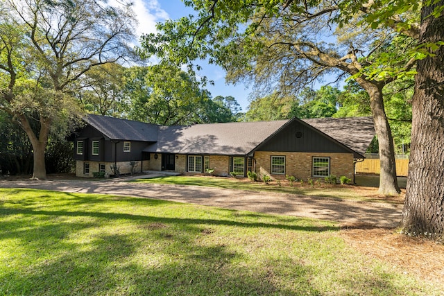 view of front of home featuring a front lawn