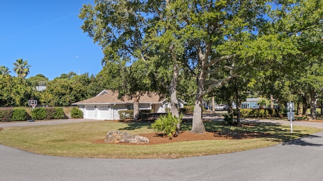 view of front of property featuring a front lawn and a garage