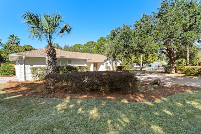 view of front of property featuring a front lawn