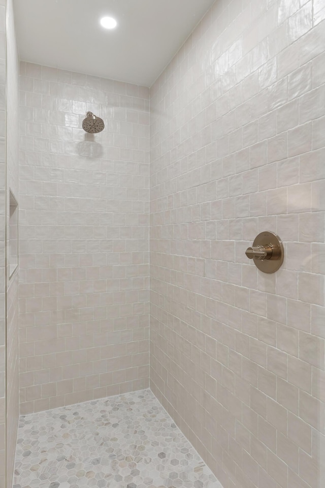 full bathroom featuring tiled shower and recessed lighting