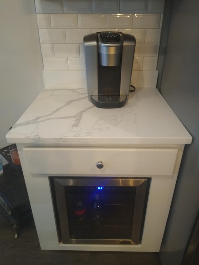 details featuring decorative backsplash