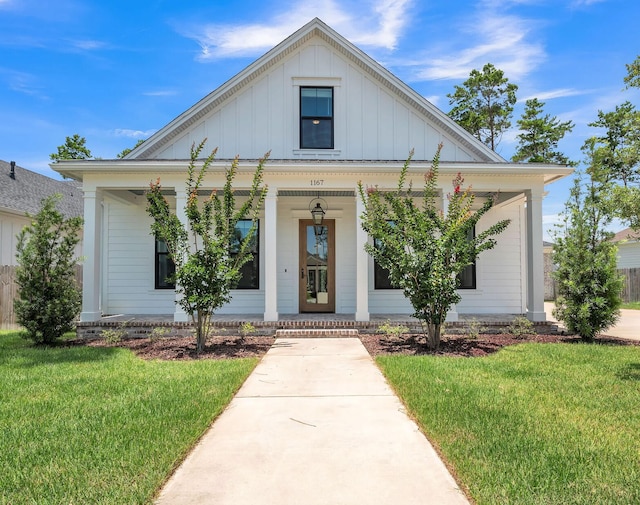 view of front of house featuring a porch and a front lawn