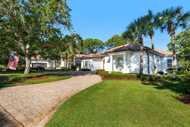 view of front facade featuring a front lawn