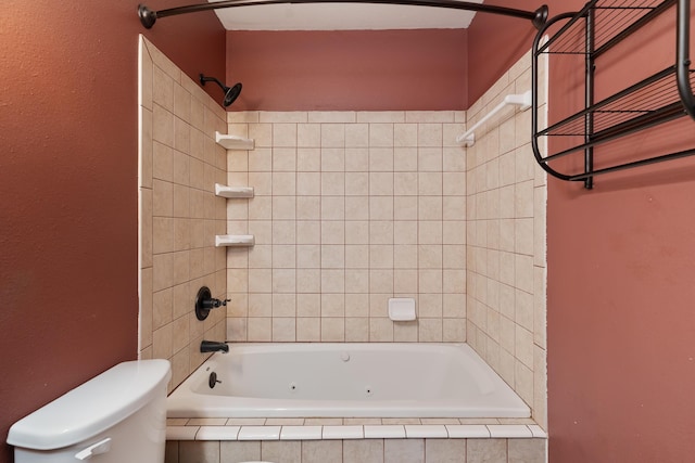 bathroom with toilet and tiled shower / bath