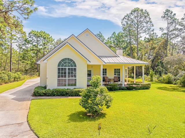 view of front facade featuring a porch and a front lawn