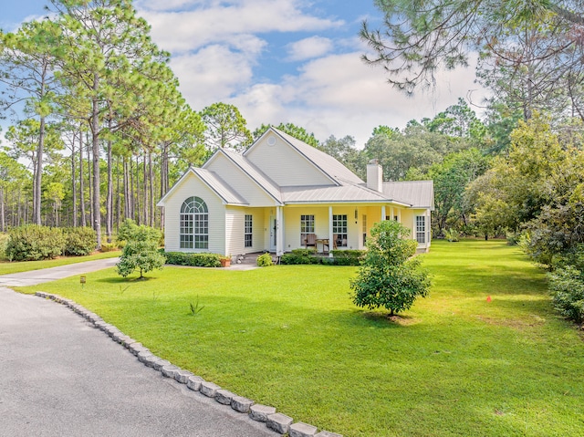 view of front of property featuring a front yard and a porch