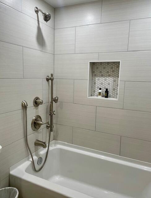 bathroom with tiled shower / bath combo