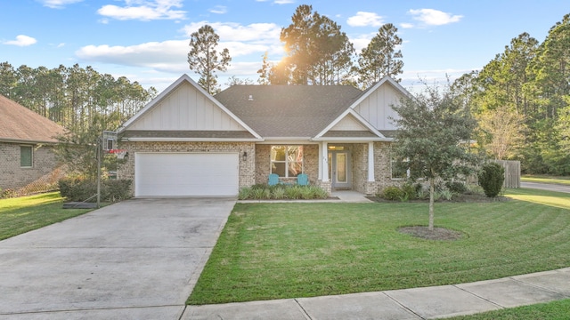 craftsman inspired home with a front lawn and a garage