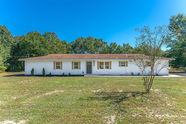 single story home with a front lawn