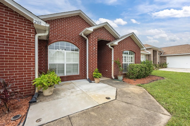 view of front of house featuring a front lawn and a garage