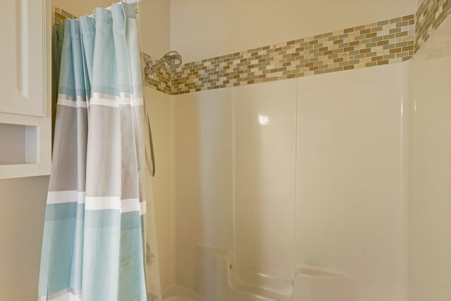 bathroom featuring shower / tub combo