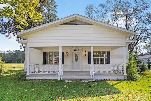 view of front of property featuring covered porch and a front yard