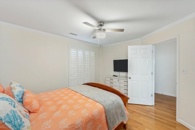 bedroom with light hardwood / wood-style floors, crown molding, and ceiling fan