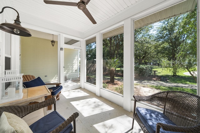 sunroom with ceiling fan