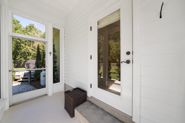 entrance to property featuring covered porch