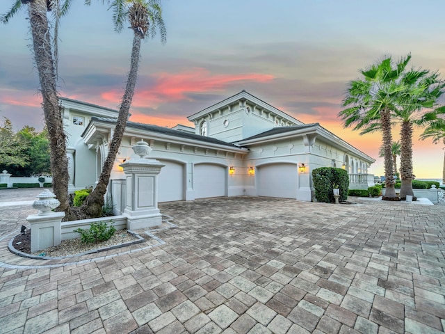 view of front facade featuring a garage