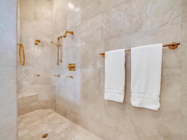 bathroom featuring tiled shower