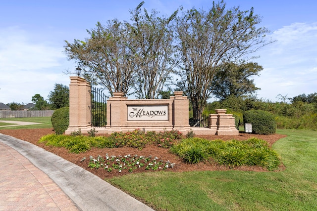 community sign with a lawn