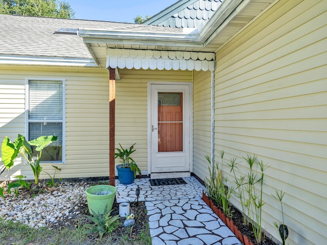 138 Summit Ct, Niceville, FL 32578 - entrance to property featuring roof with shingles