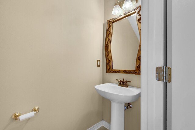 880 Brande Ct, Shalimar, FL 32579 - bathroom with baseboards