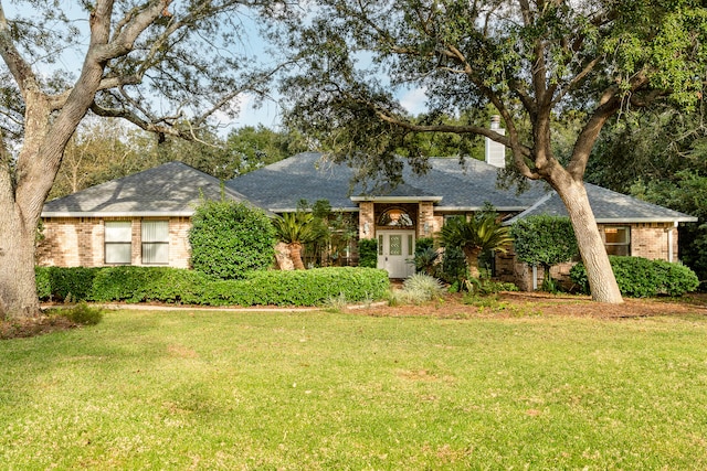 single story home with a front lawn