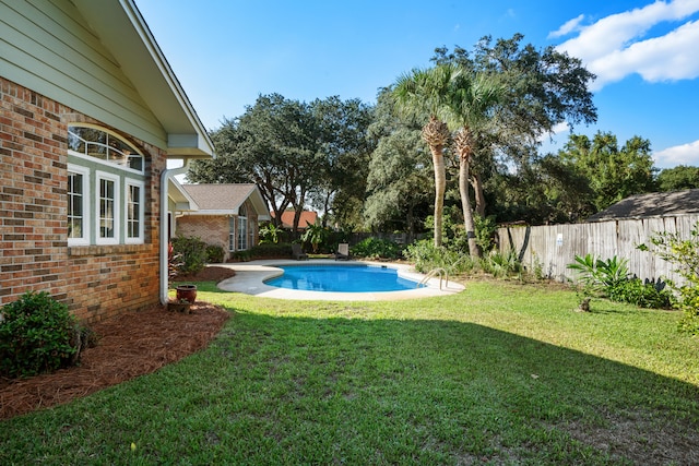 view of yard featuring a fenced in pool