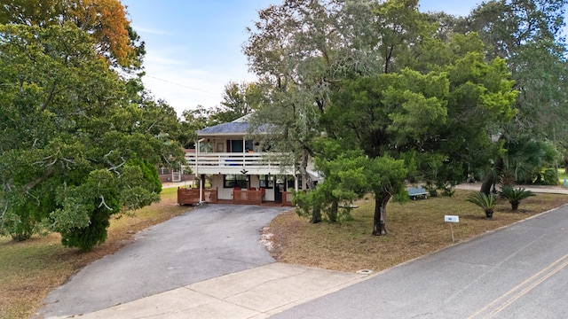 view of front facade featuring a carport