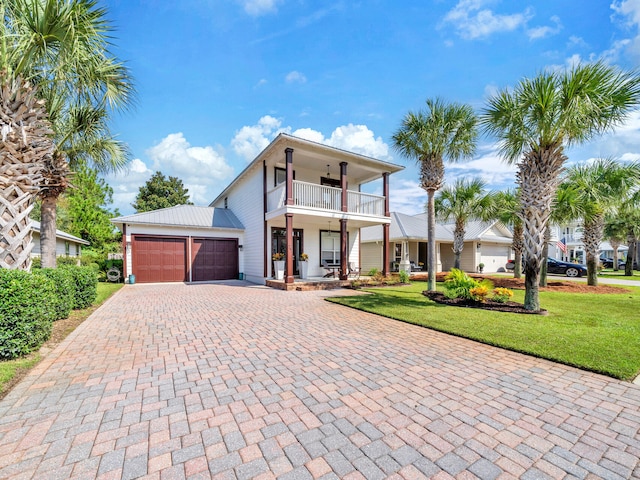 view of front facade featuring ceiling fan, a front yard, and a porch