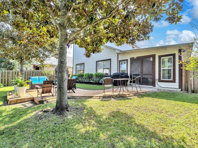 view of yard featuring a patio