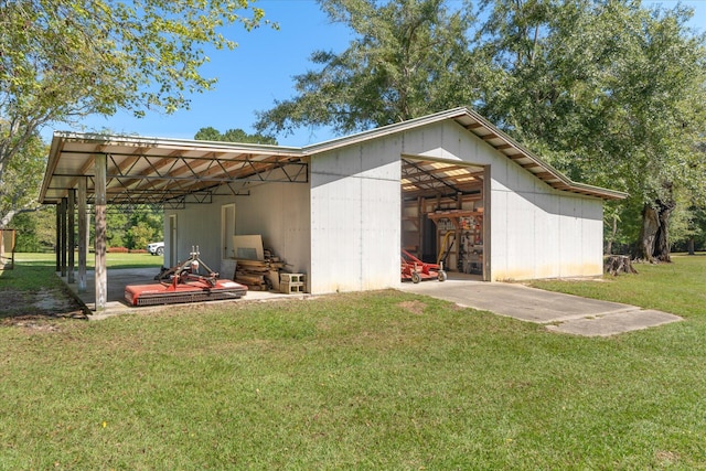 view of outdoor structure featuring a carport and a yard