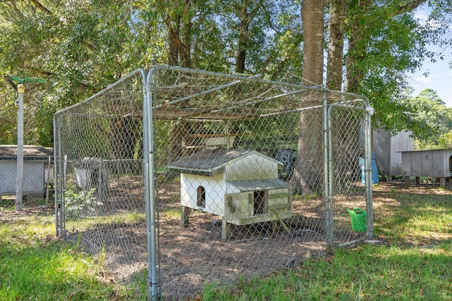 view of yard featuring an outdoor structure