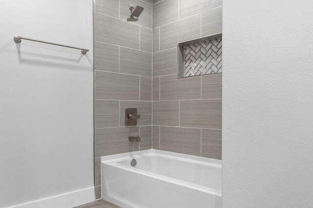 bathroom with tiled shower / bath combo