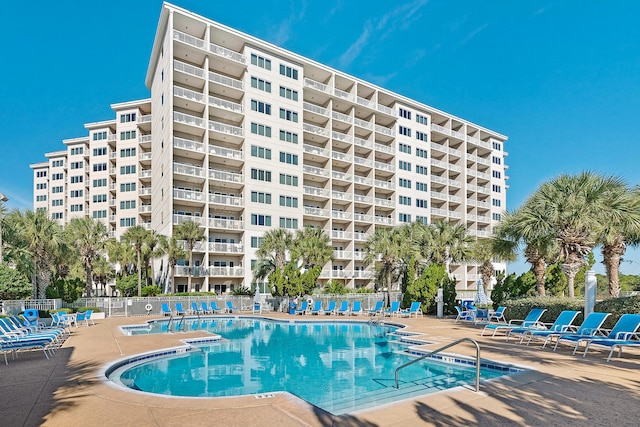 view of swimming pool