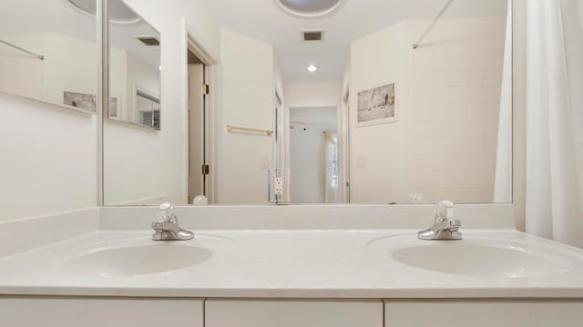 bathroom featuring a shower with shower curtain and vanity