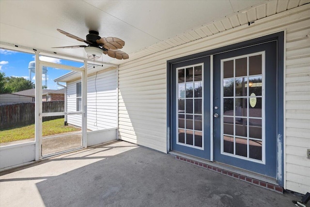 unfurnished sunroom featuring a healthy amount of sunlight and ceiling fan