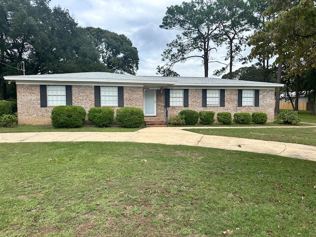 single story home featuring a front yard