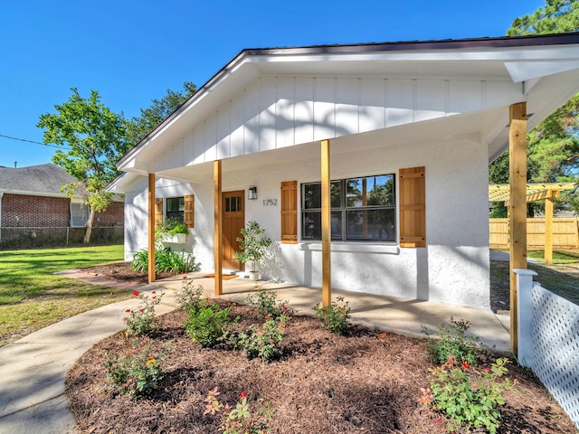 view of front facade featuring a porch and a front lawn