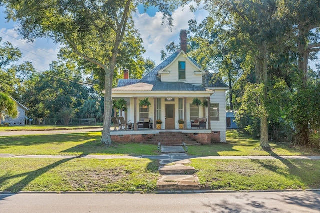 view of front of home featuring a front yard and a porch