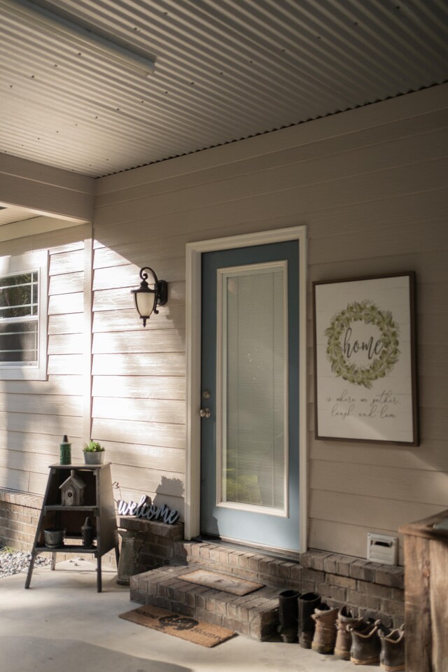 property entrance featuring a porch