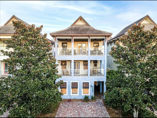 view of front of home featuring a balcony