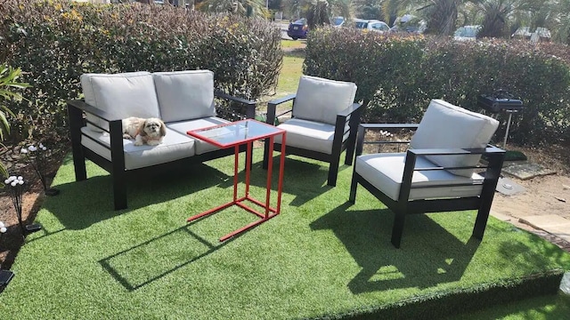 view of yard featuring an outdoor hangout area