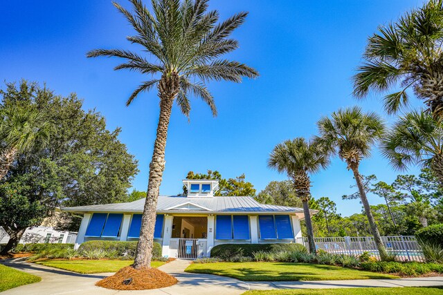 view of front of home featuring a front lawn