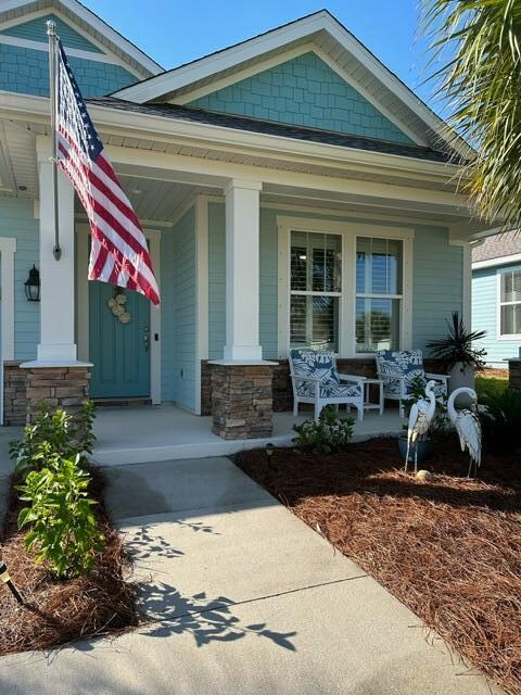 entrance to property featuring a porch