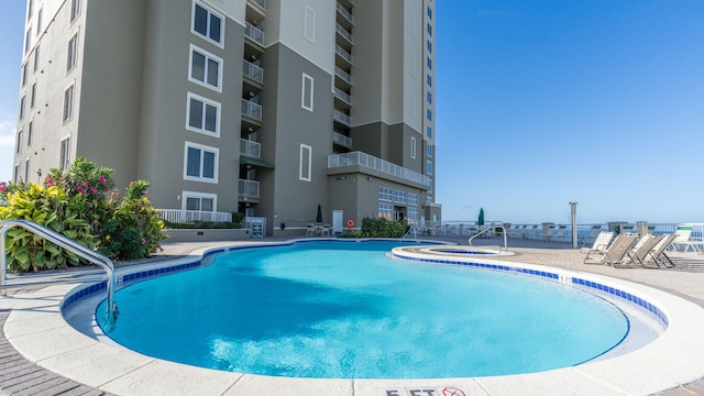 view of swimming pool