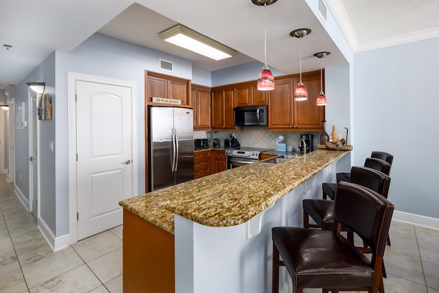 kitchen featuring decorative backsplash, a breakfast bar area, kitchen peninsula, stainless steel appliances, and pendant lighting