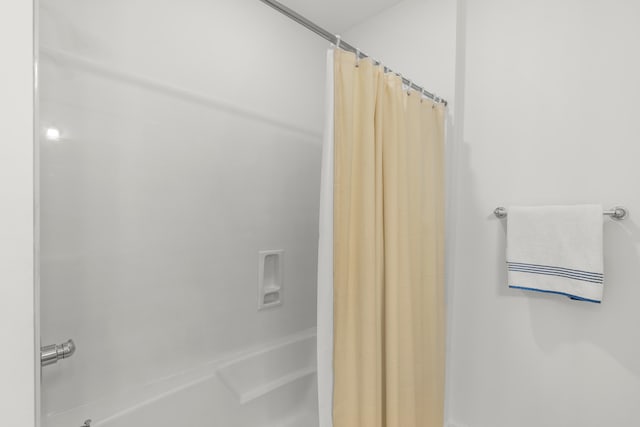 bathroom with shower / bath combo