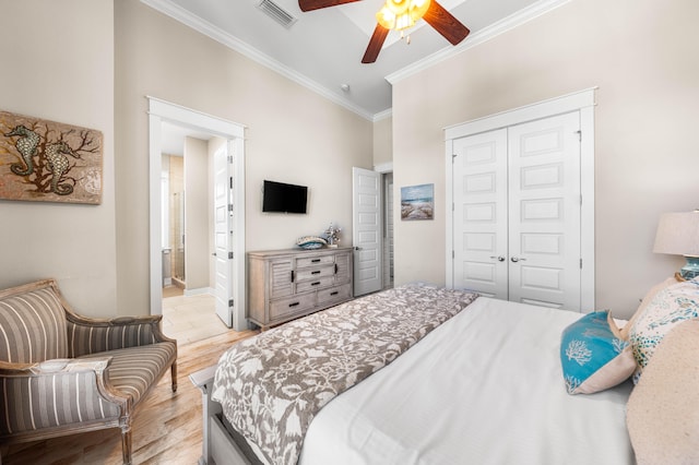 bedroom featuring light hardwood / wood-style floors, a closet, ornamental molding, and ceiling fan