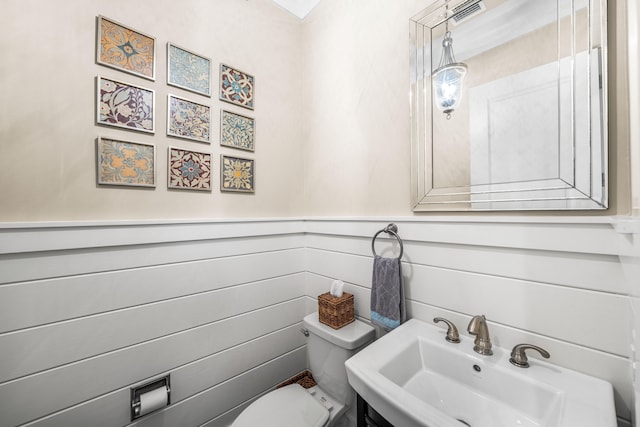 bathroom featuring toilet and sink