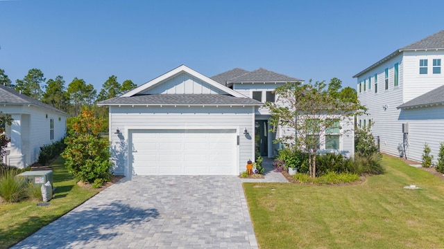 view of front of home featuring a front yard